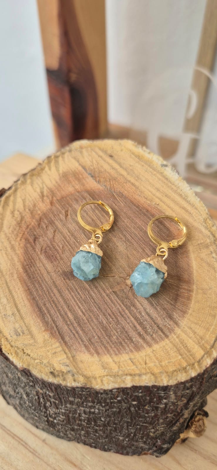 Aretes huggies aguamarina en bruto