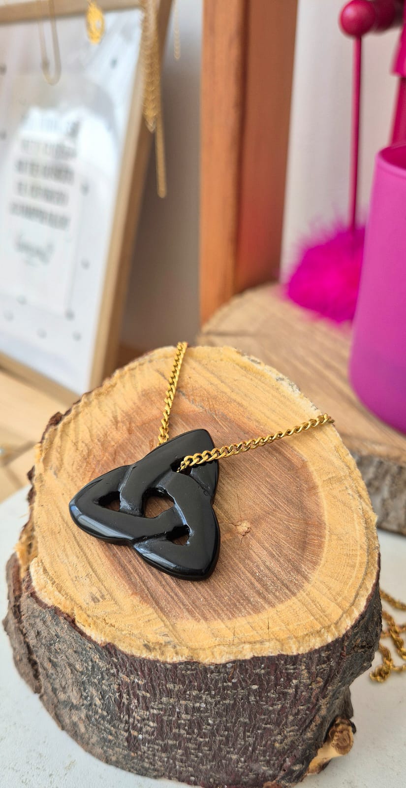 Collar triqueta obsidiana