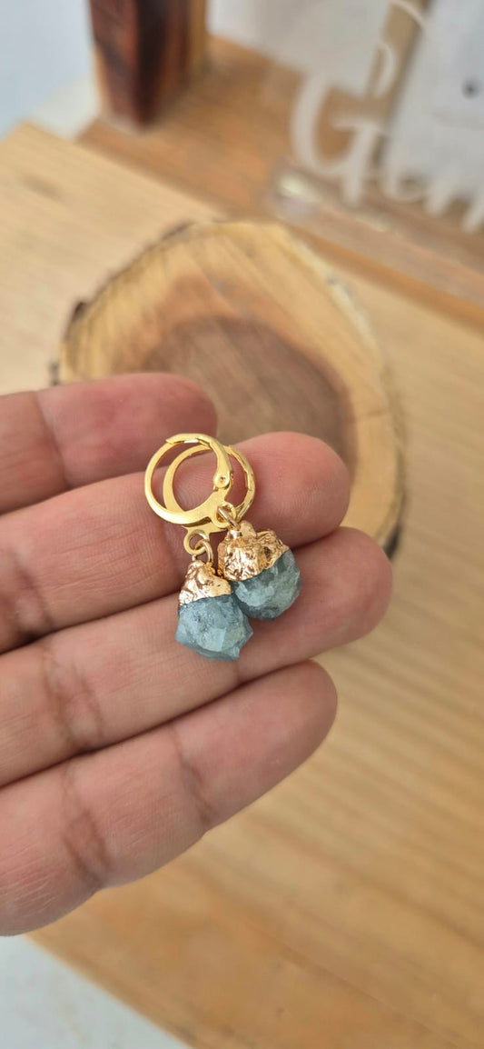 Aretes huggies aguamarina en bruto