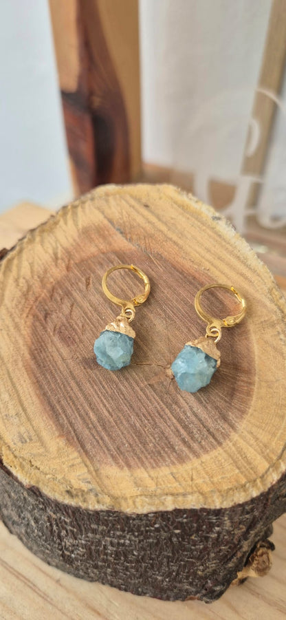 Aretes huggies aguamarina en bruto