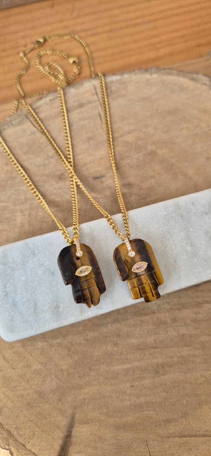 Collar mano ojo de tigre con circonia