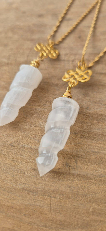 Collar péndulo selenita