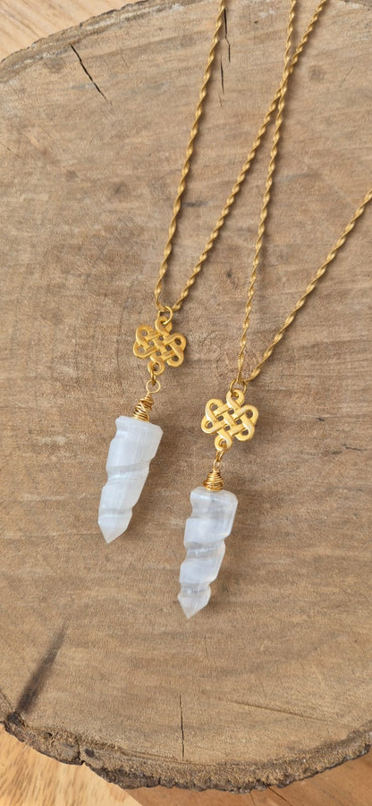 Collar péndulo selenita