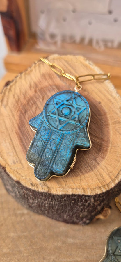 Collar hamsa tallado en labradorita