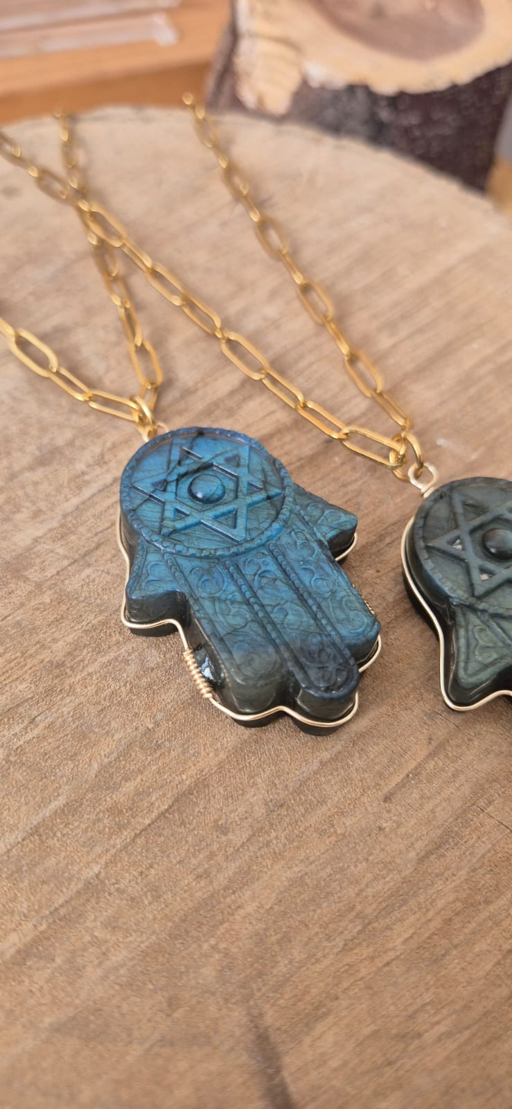 Collar hamsa tallado en labradorita