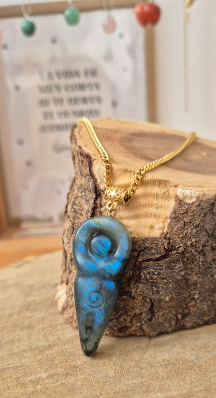 Collar diosa tallado en labradorita