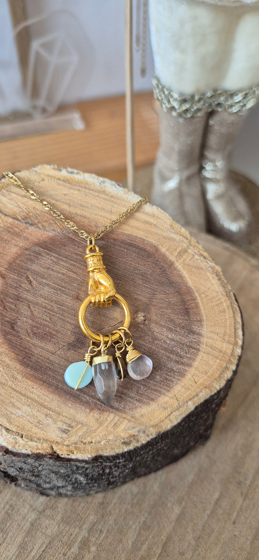 Collar mano que recibe cuarzos