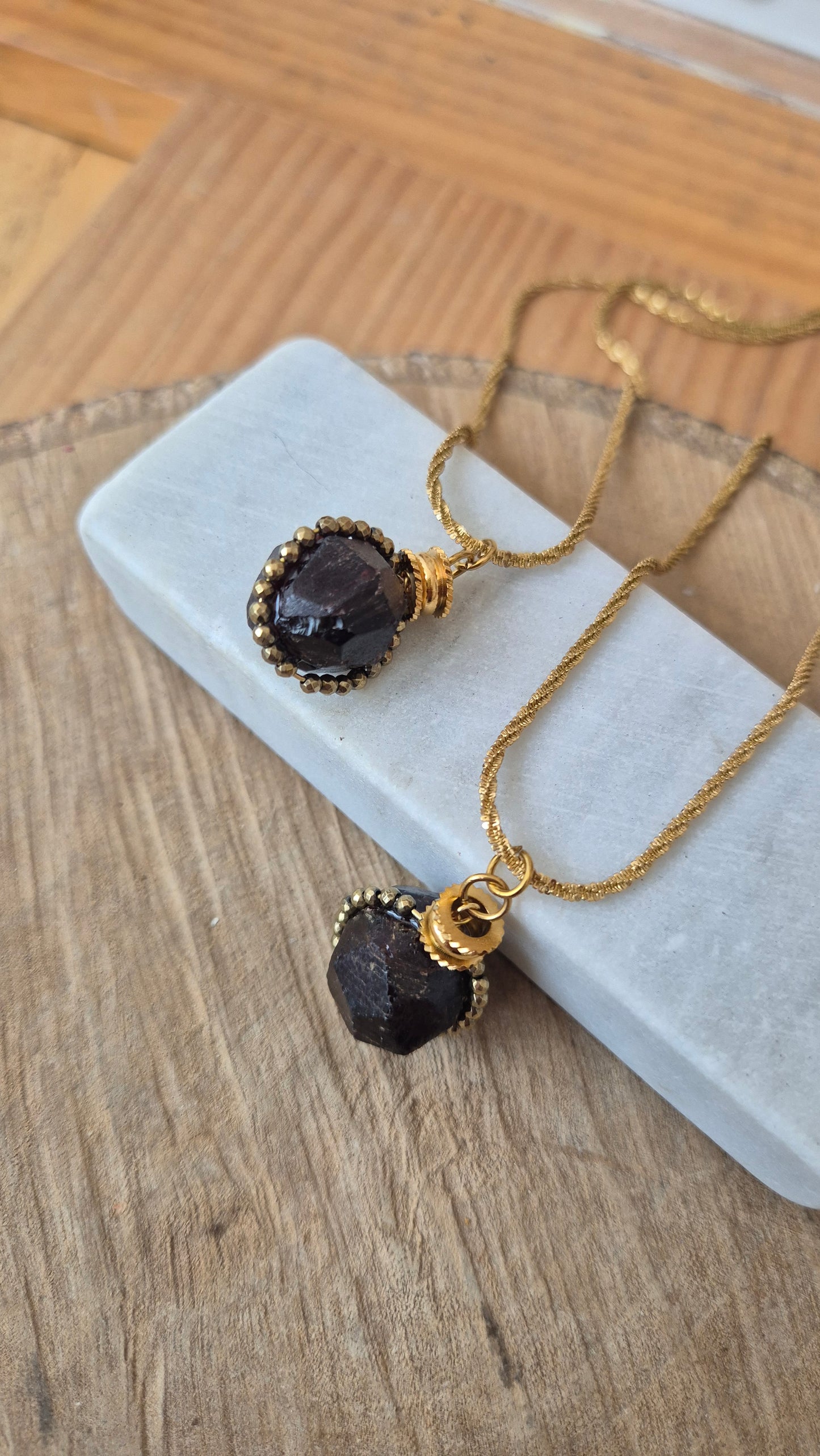 Collar largo granate en bruto