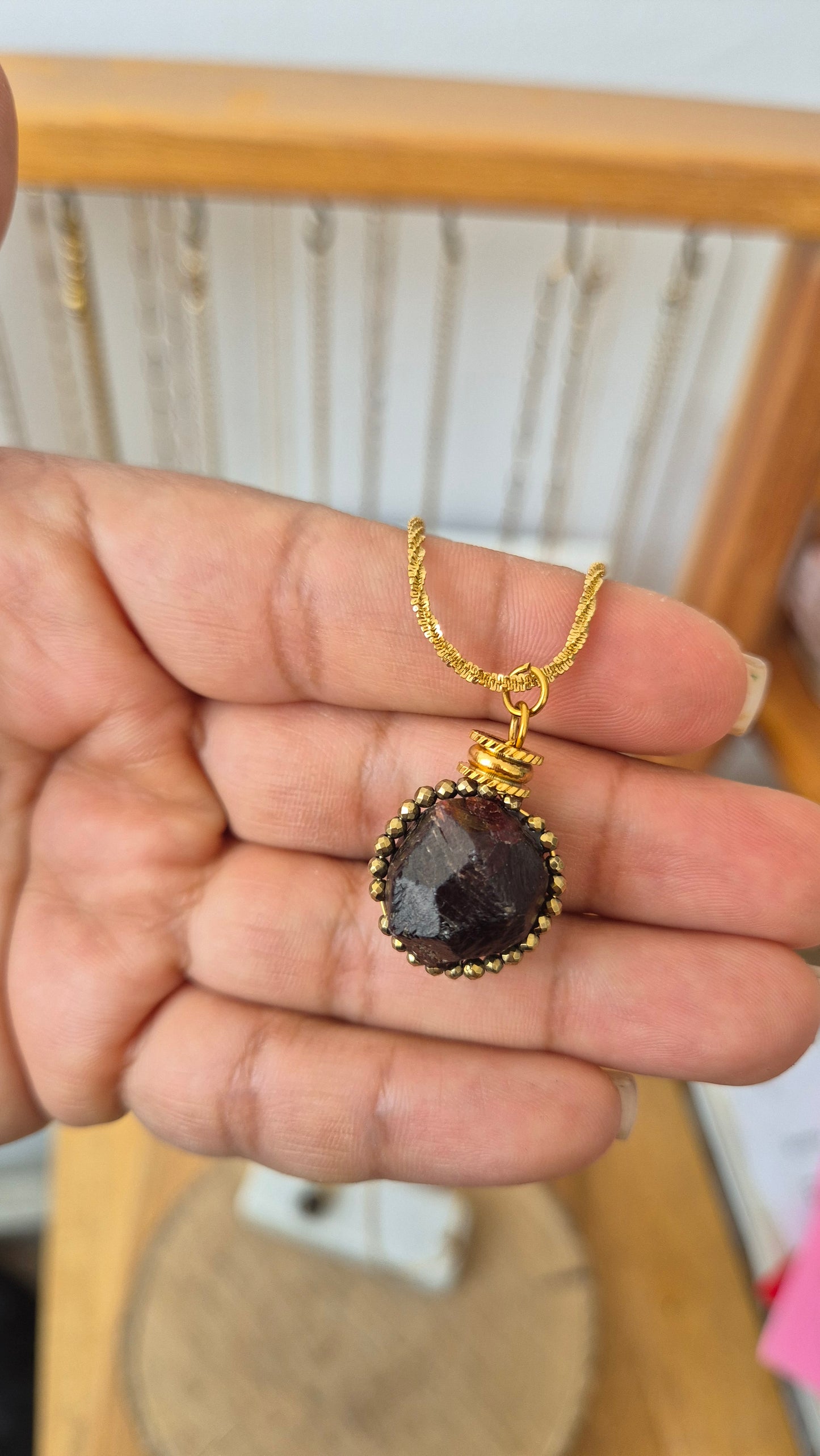 Collar largo granate en bruto