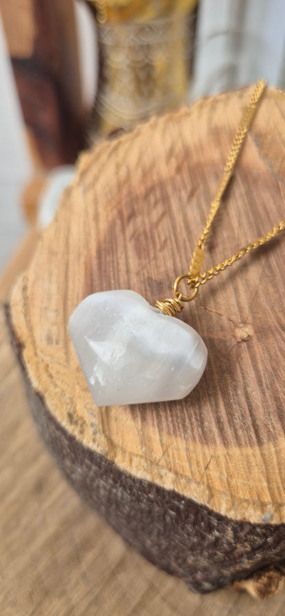 Collar corazón selenita
