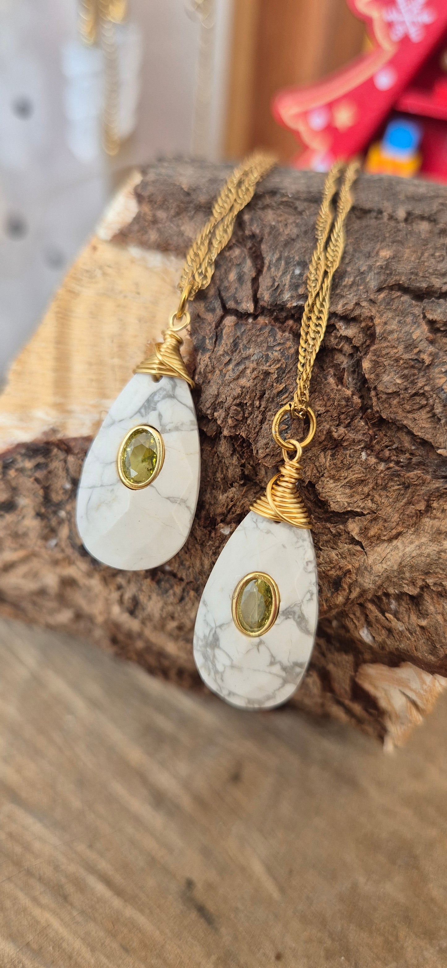 Collar howlita con peridoto