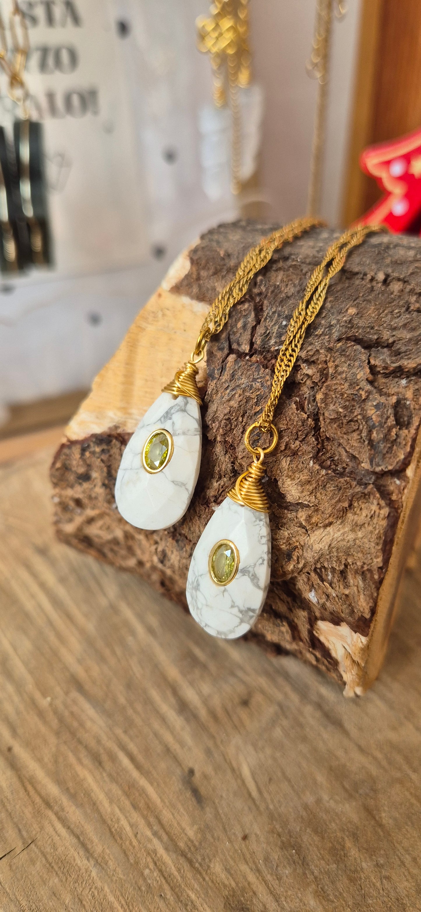 Collar howlita con peridoto