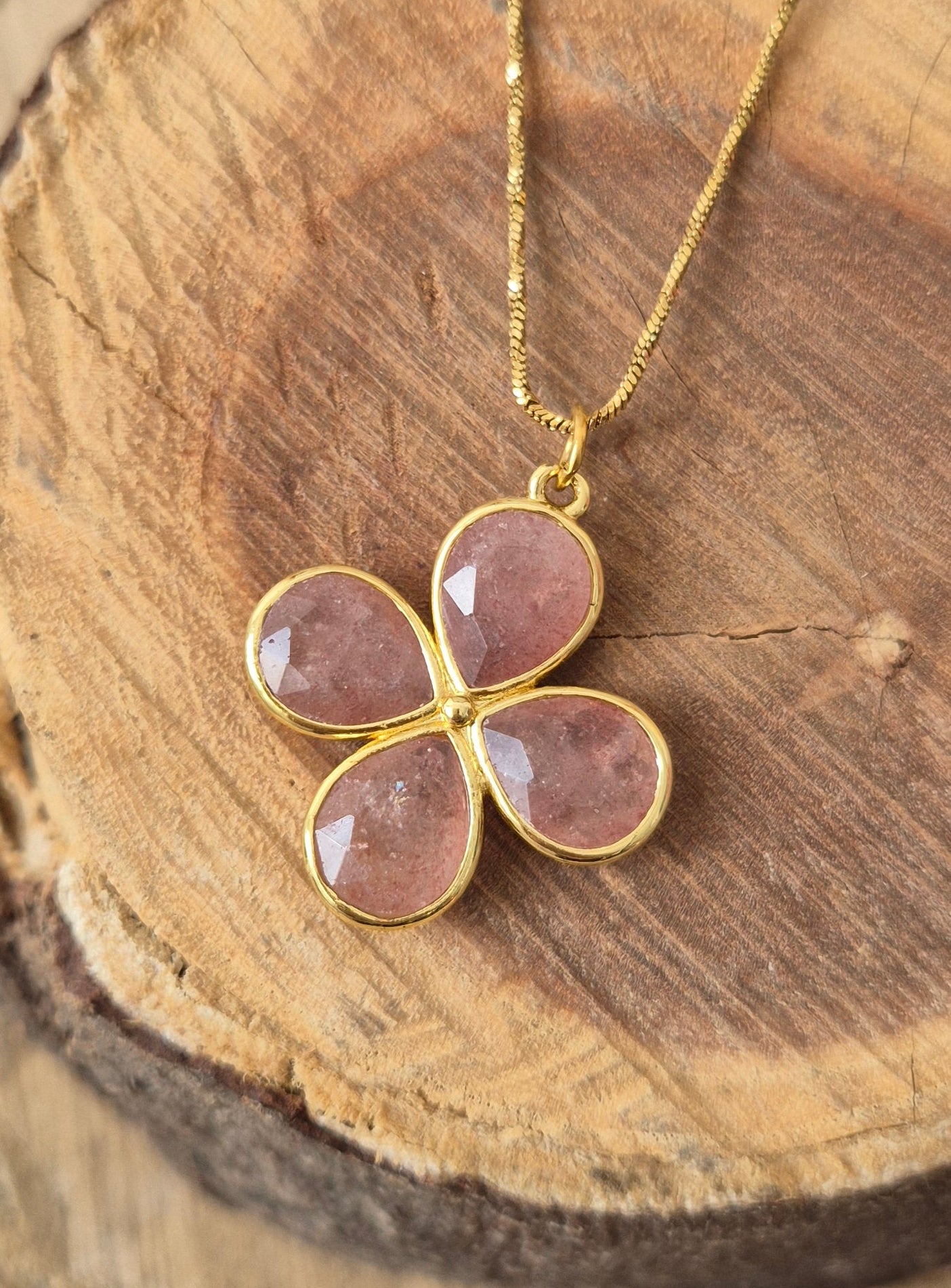 Collar flor cuarzo cherry